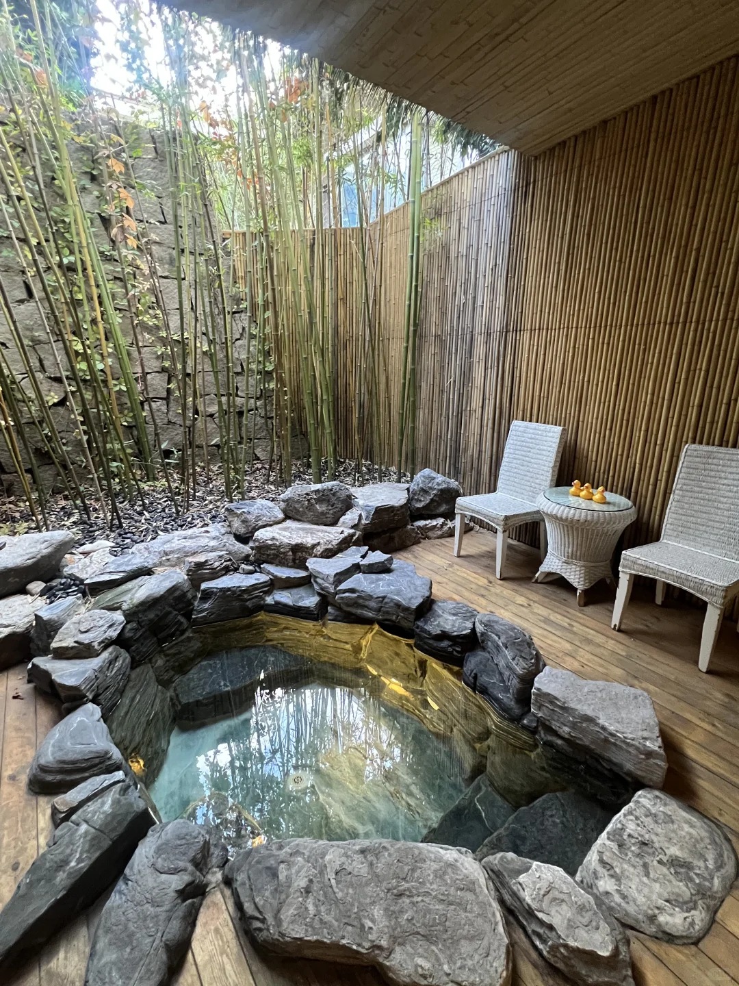 换好泳衣！泡私汤🛀