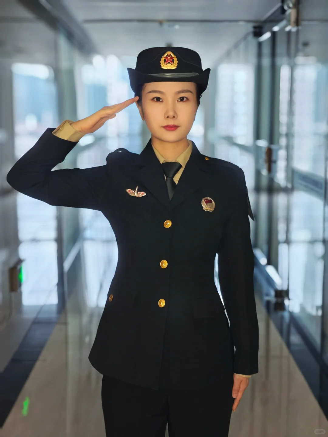 纵万千风浪，仍然擎起民族脊梁