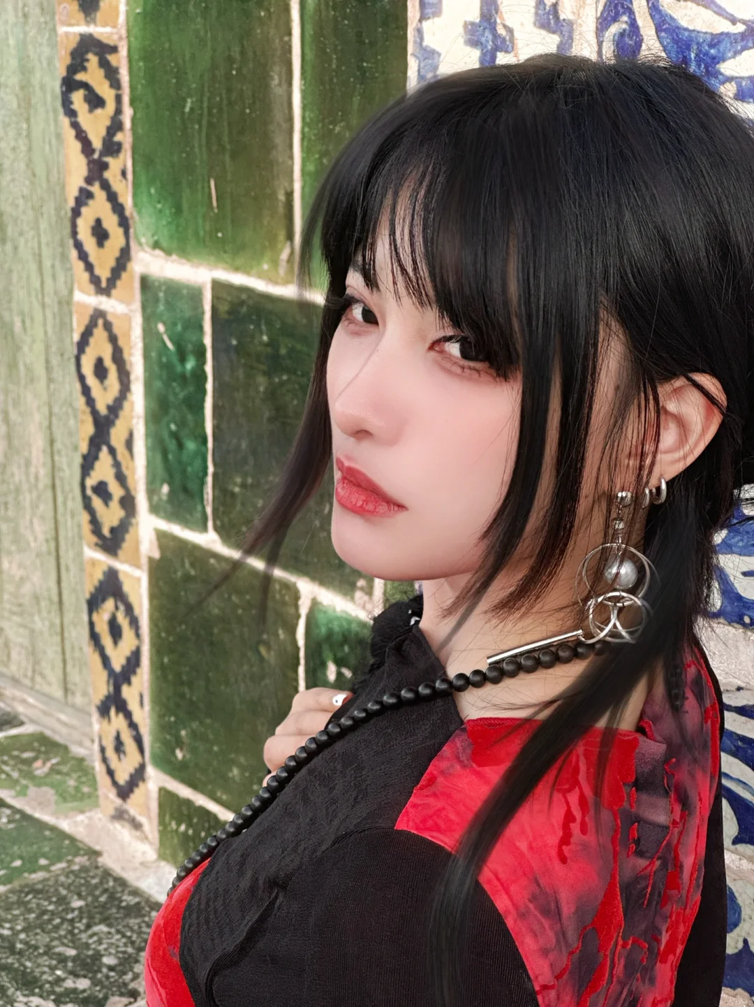 村里那个风韵犹存的寡妇。