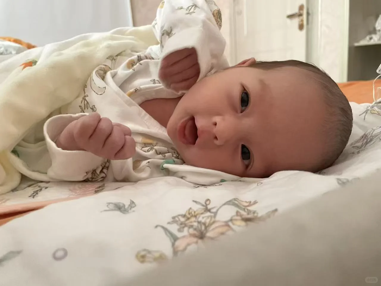 那么小都会抛媚眼啦。