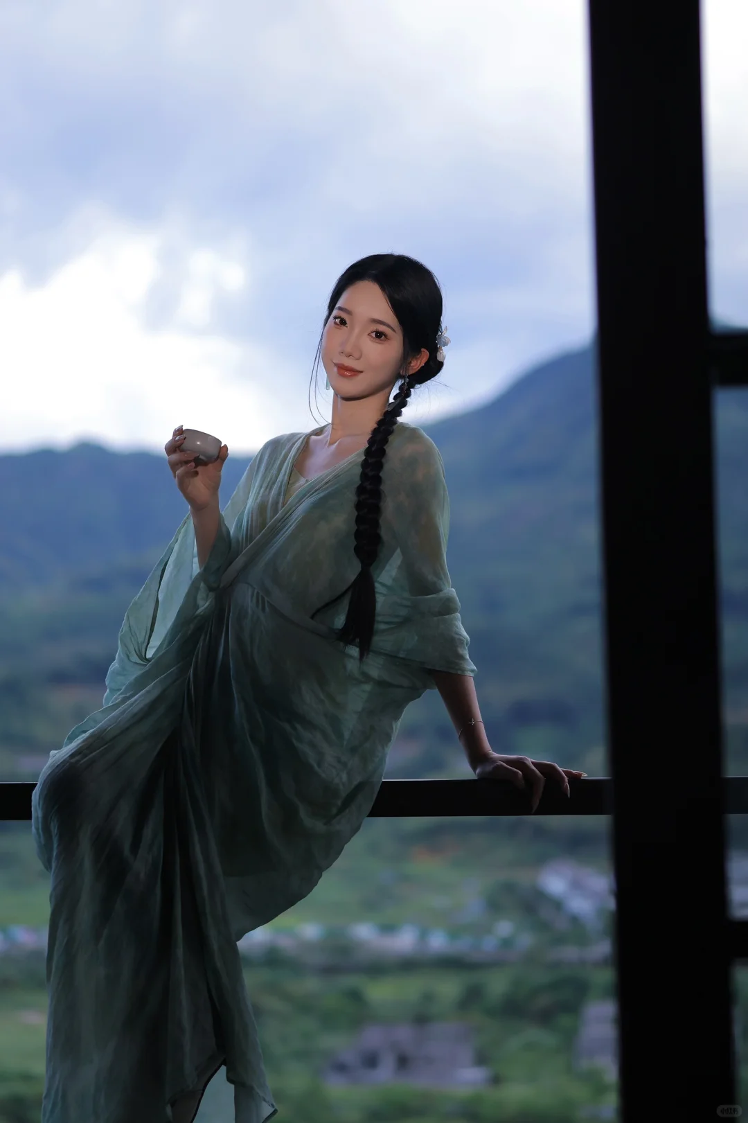 她站在山水之间，美得不可方物。