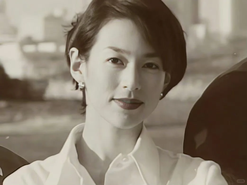 真想推裴裴嬤嬤们去看1998年的新闻女郎。