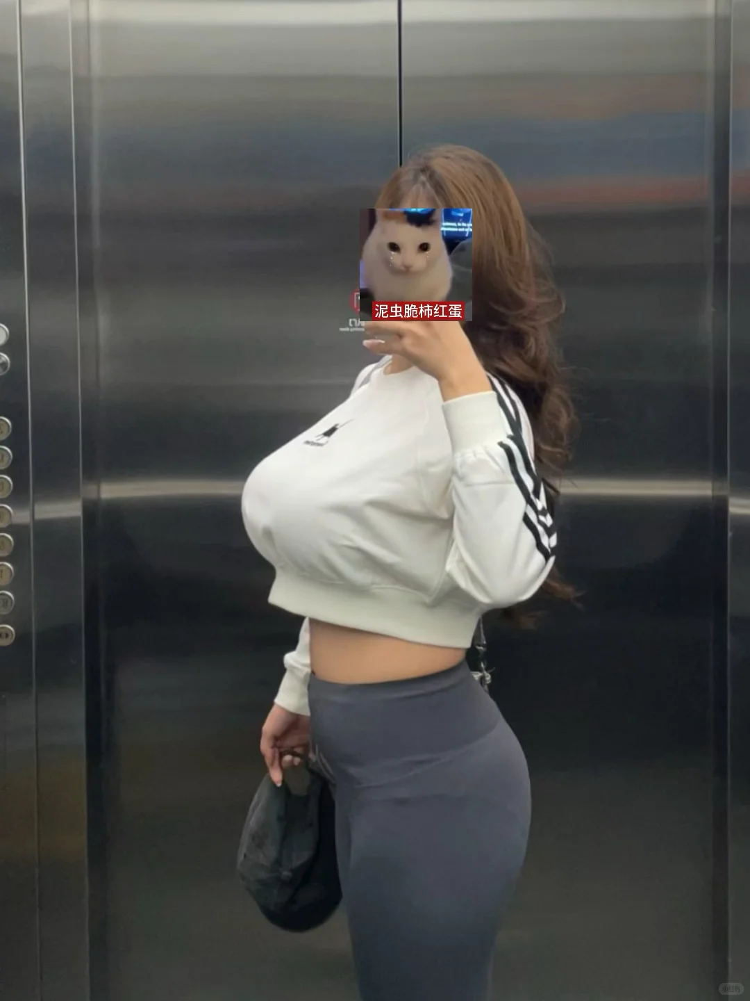 大胸你是想要我命吗？穿卫衣壮的好像大公鸡