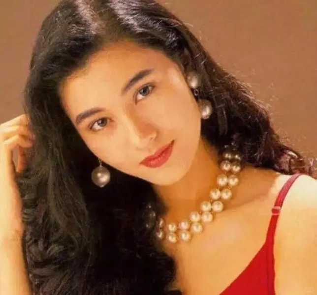 红色旺中女‼️来看港风美女养养眼