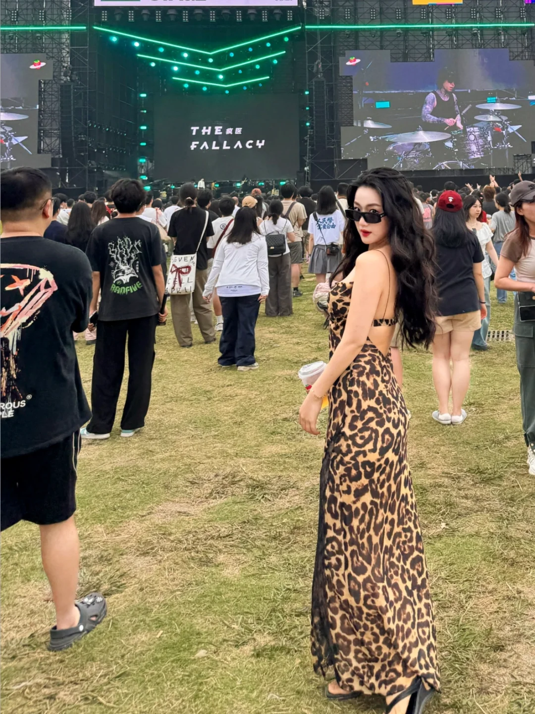 三十岁，总要穿豹纹裙参加一次音乐节