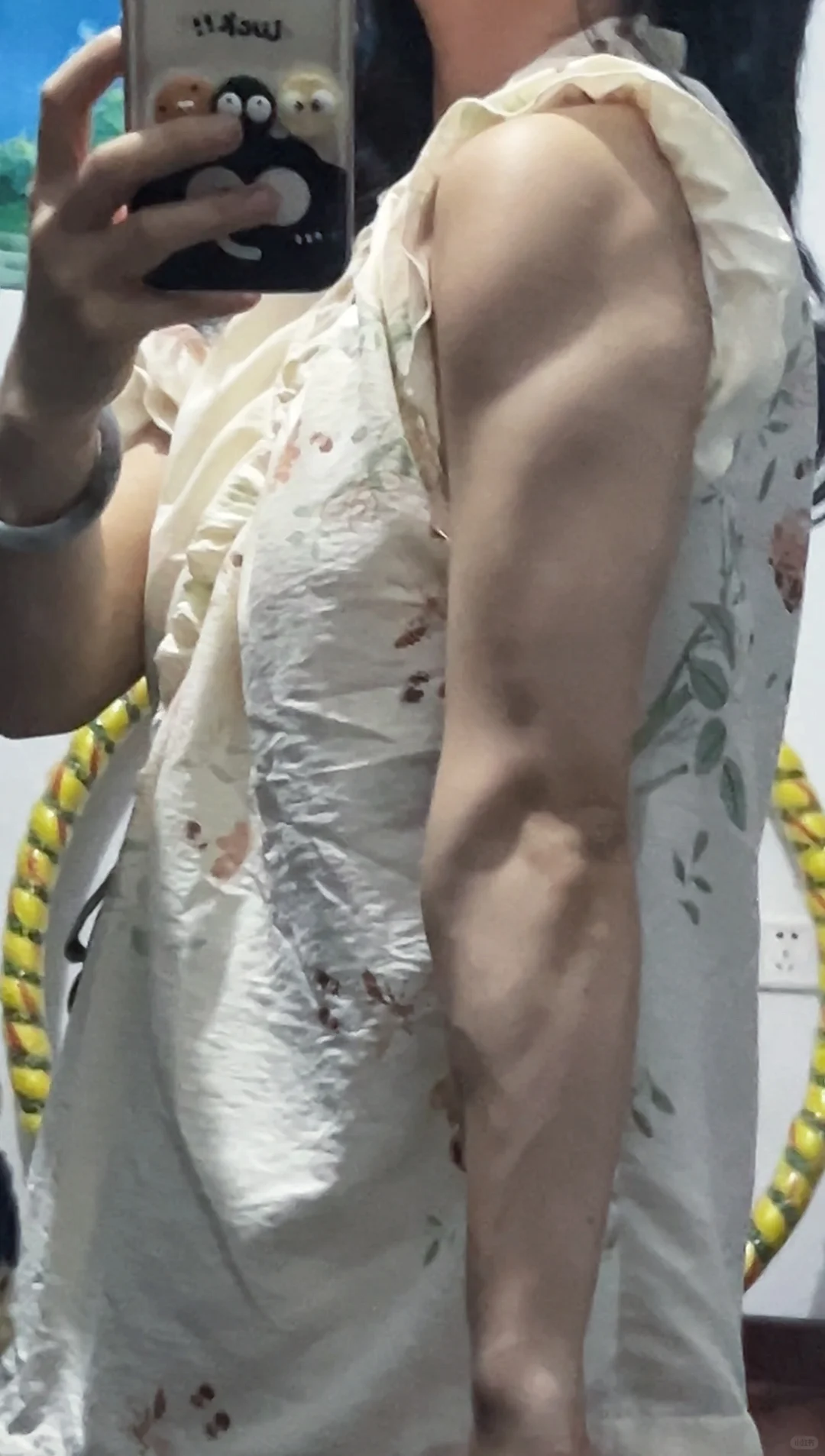 健身女生胳膊发力与不发力的区别