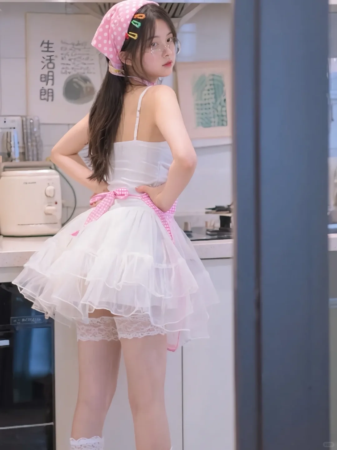 “几人询问 轻掩朱唇 只称在红尘”