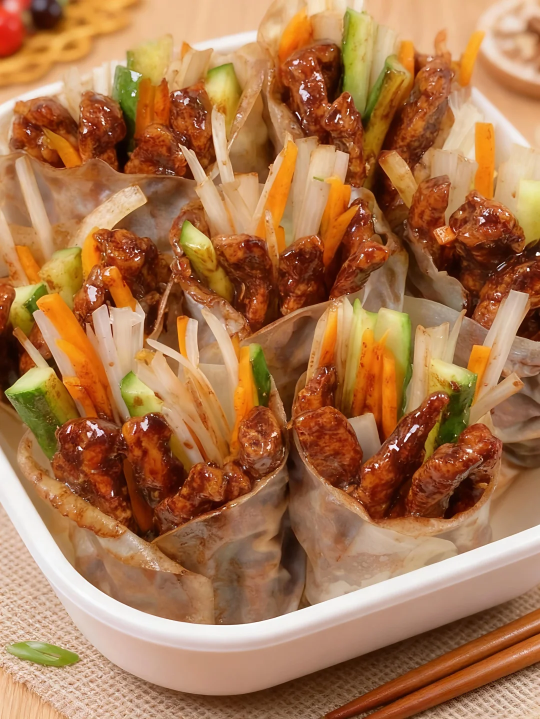 复刻老北京京酱肉丝!饺子皮卷一切太香了