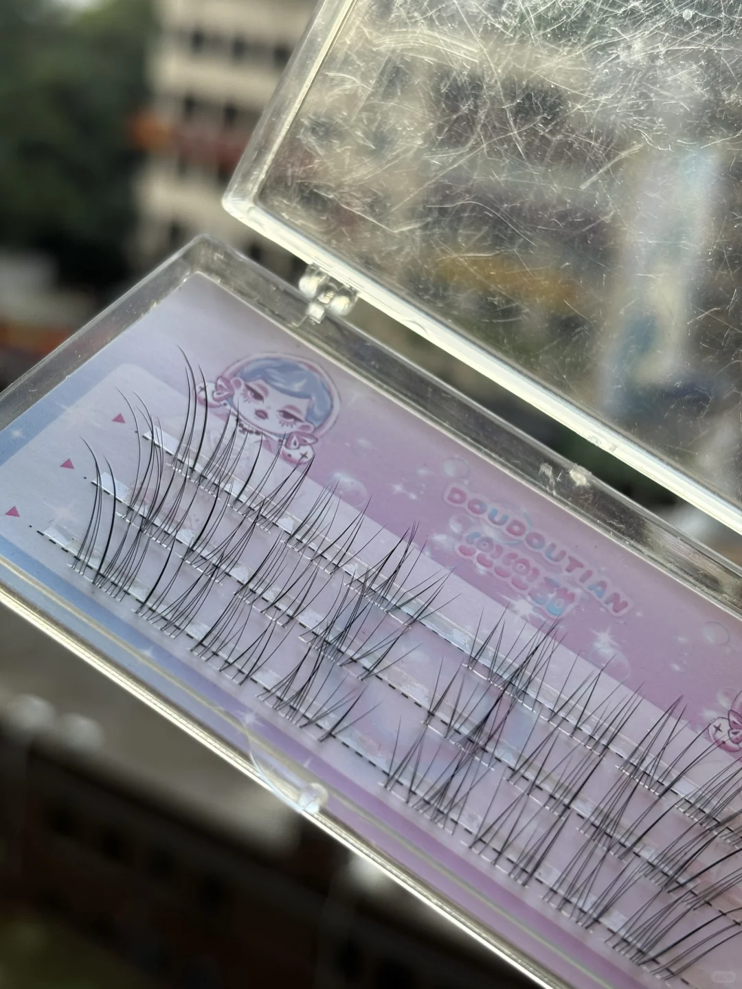 狐系眼尾加持,连发呆都像在给他抛媚眼。