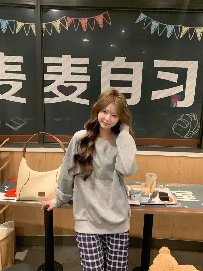 甜妹出街🎀纯欲感拉满露肩卫衣太会了