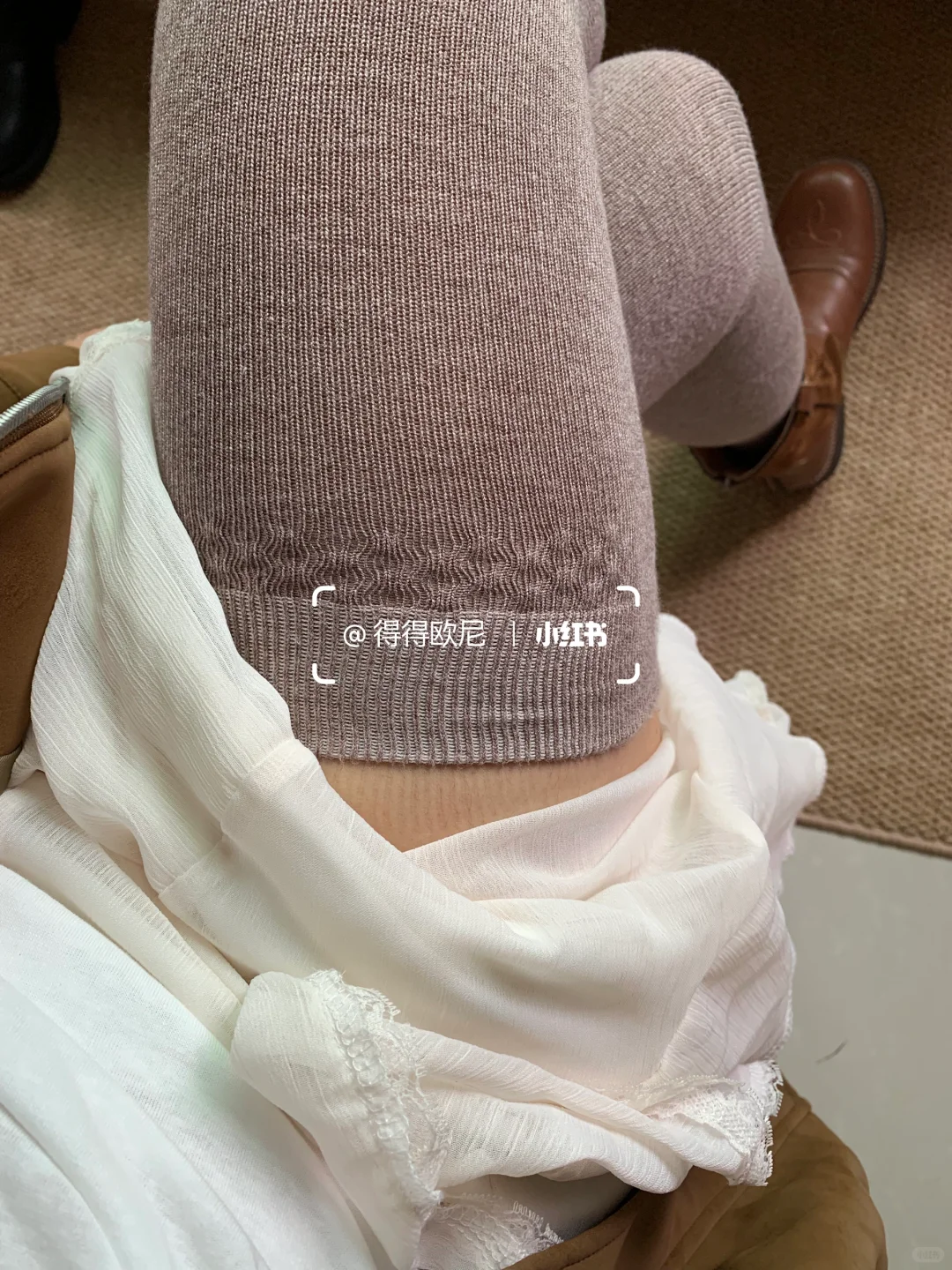 秋冬真的很适合穿过膝袜!好暖和!~
