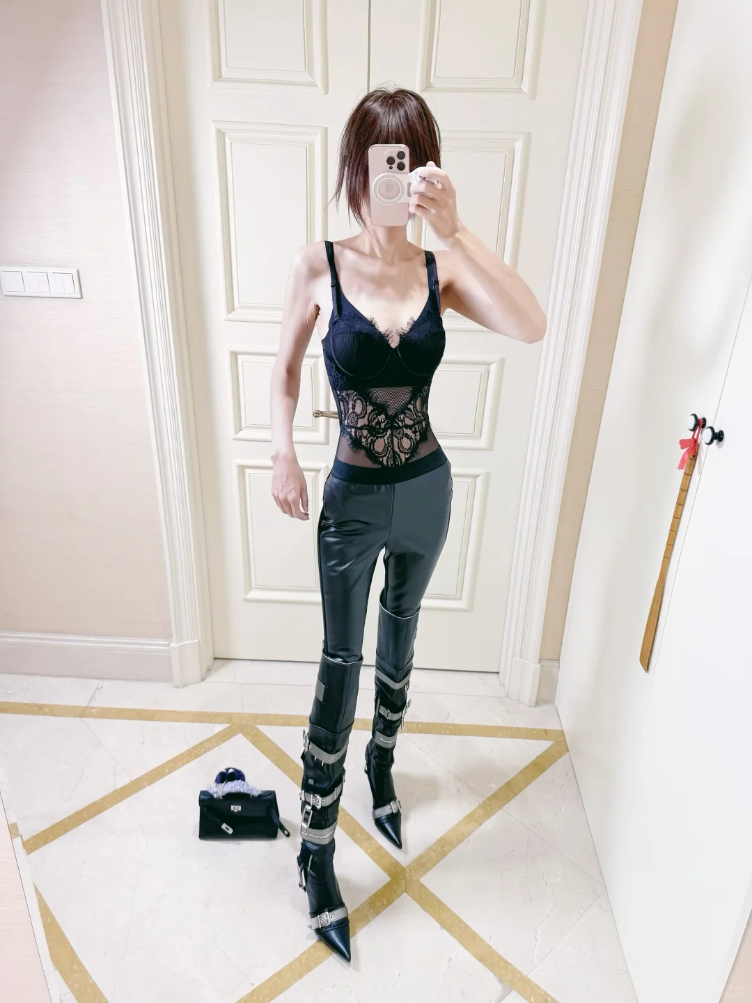 包臀皮裤➕鱼骨胸衣🤳🦋🖤all black