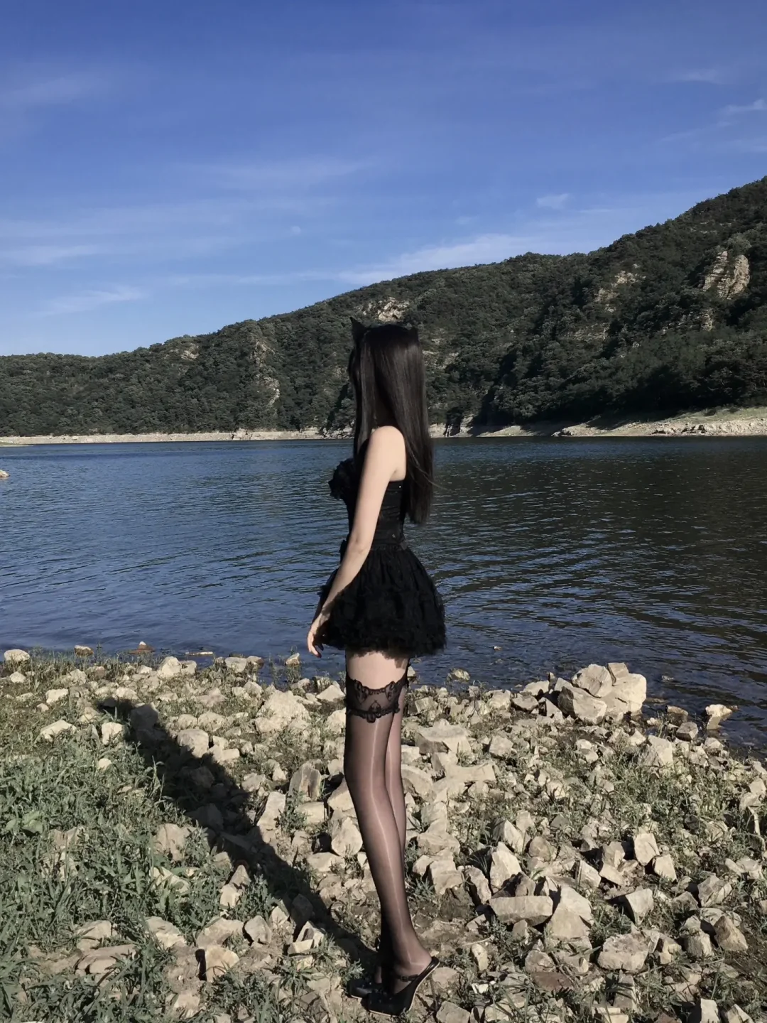暗黑甜酷风 | 猫耳黑裙 + 蕾丝袜的氛围穿搭