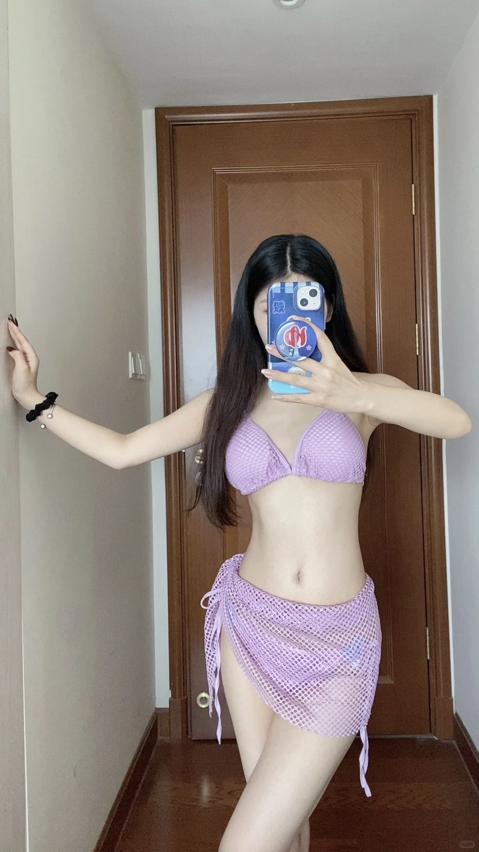 这紫色比基尼也太纯欲了吧！海边度假直接美