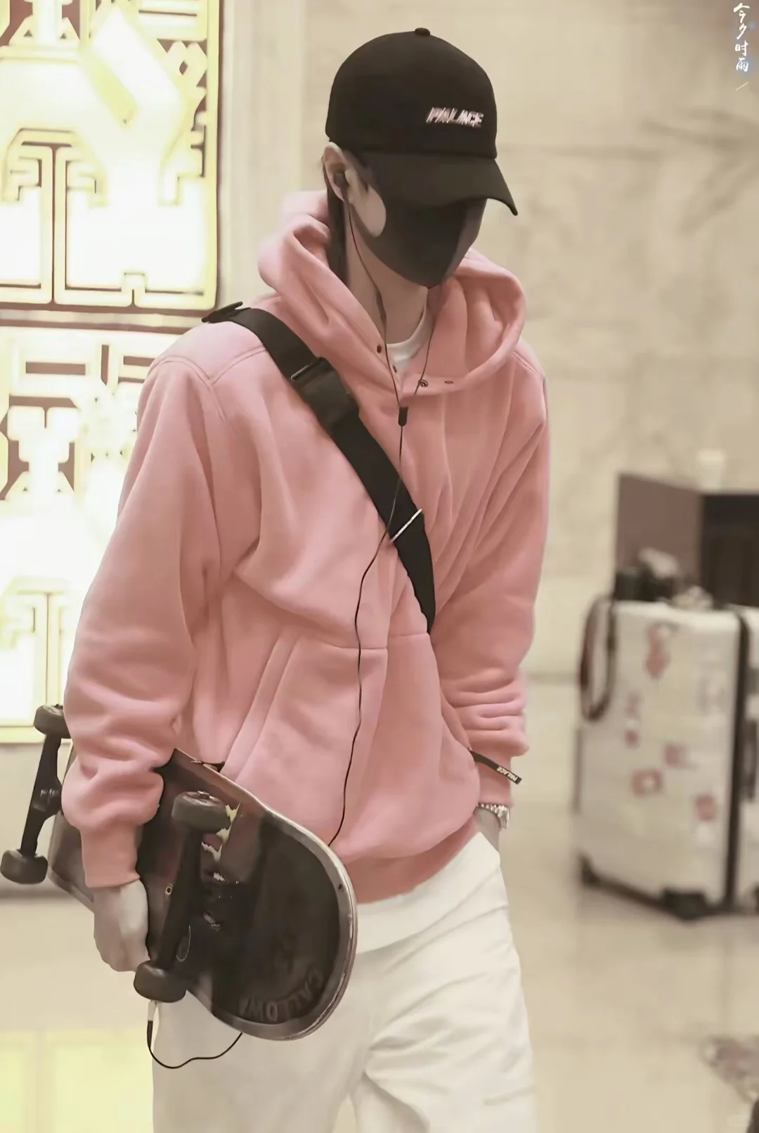 我确信王一博不抵抗粉色衣服哈哈