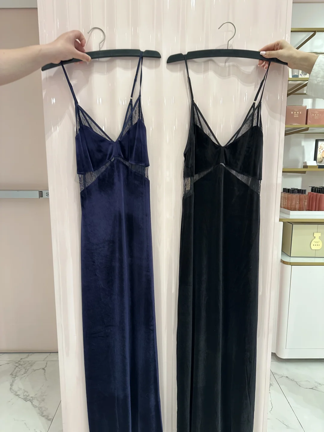 谁能拒绝丝绒黑色吊带裙啊！！