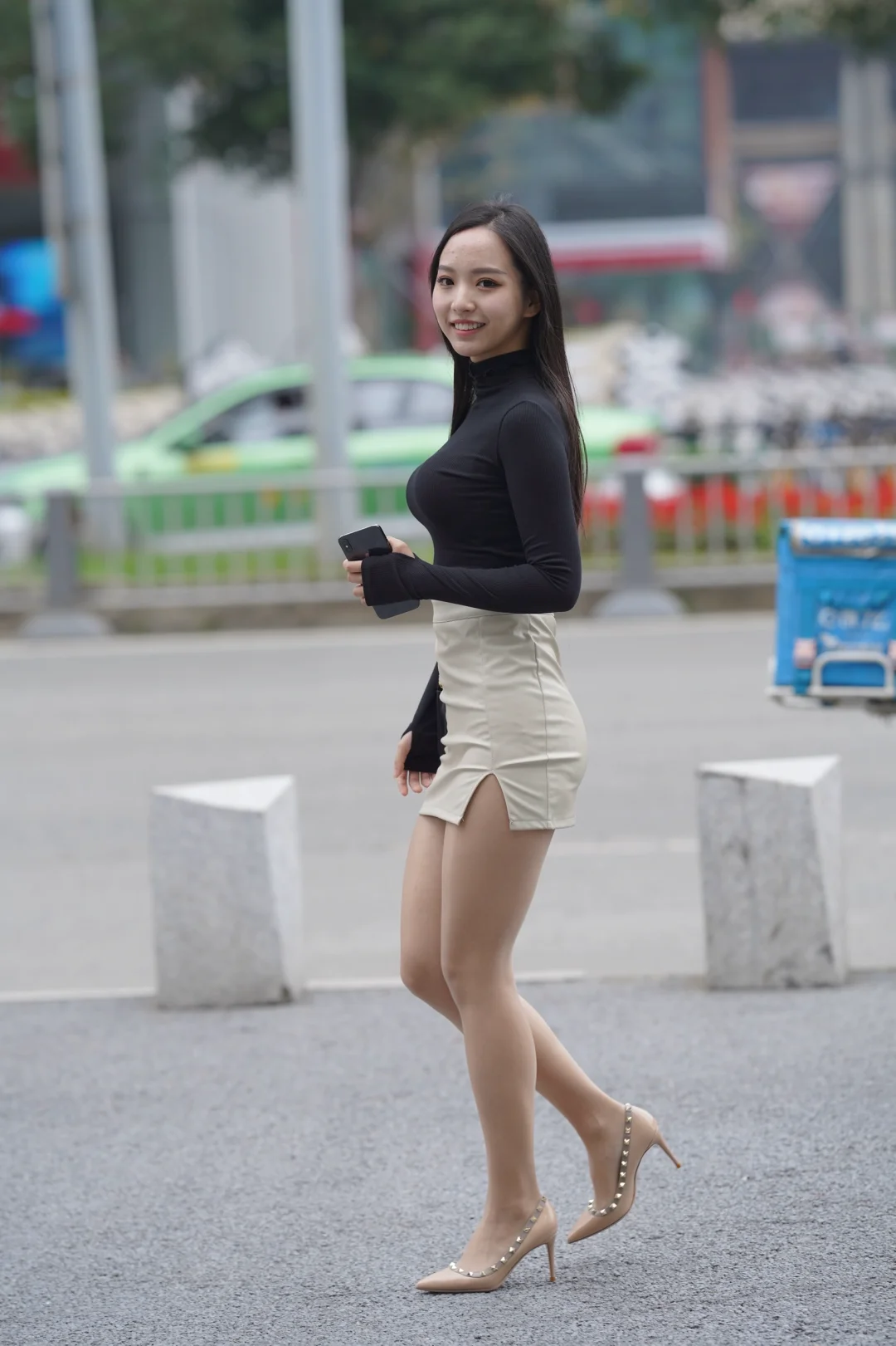 户外真实感街拍，美腿配美裙💗