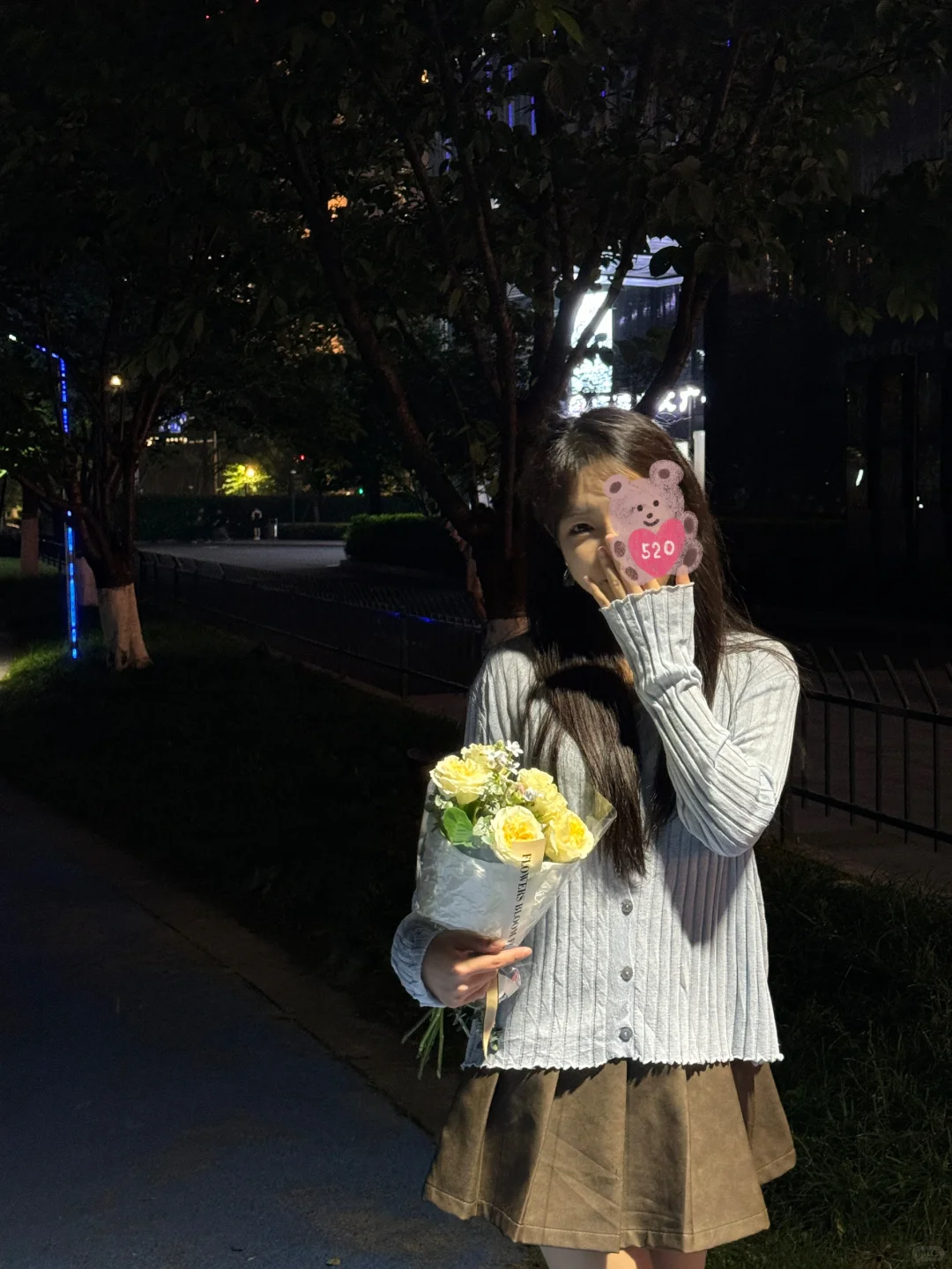 路上都是一对一对的