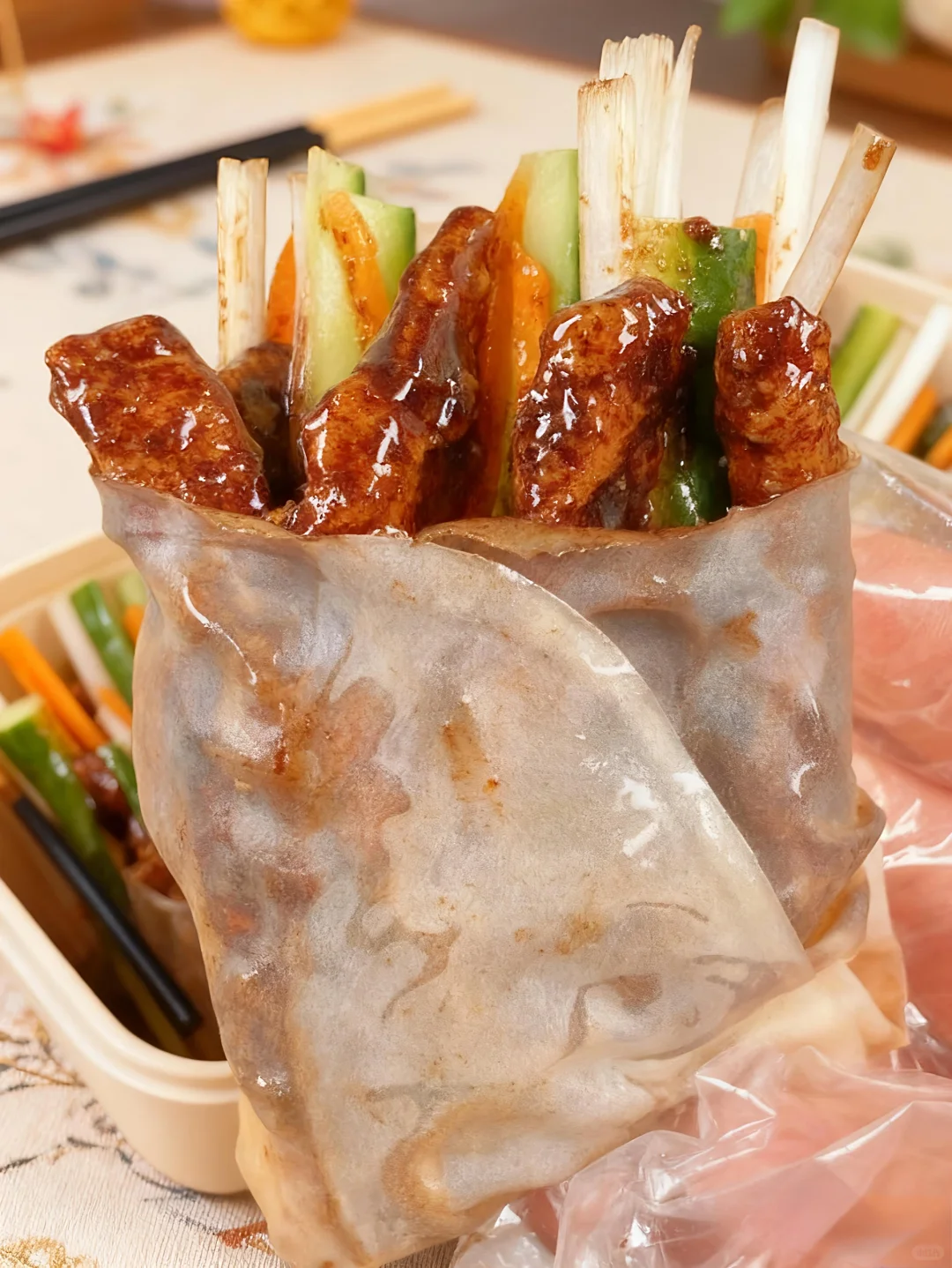 复刻老北京京酱肉丝!饺子皮卷一切太香了