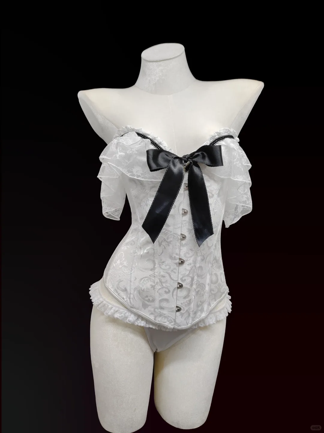 当赫本的黑白优雅邂逅复古胸衣
