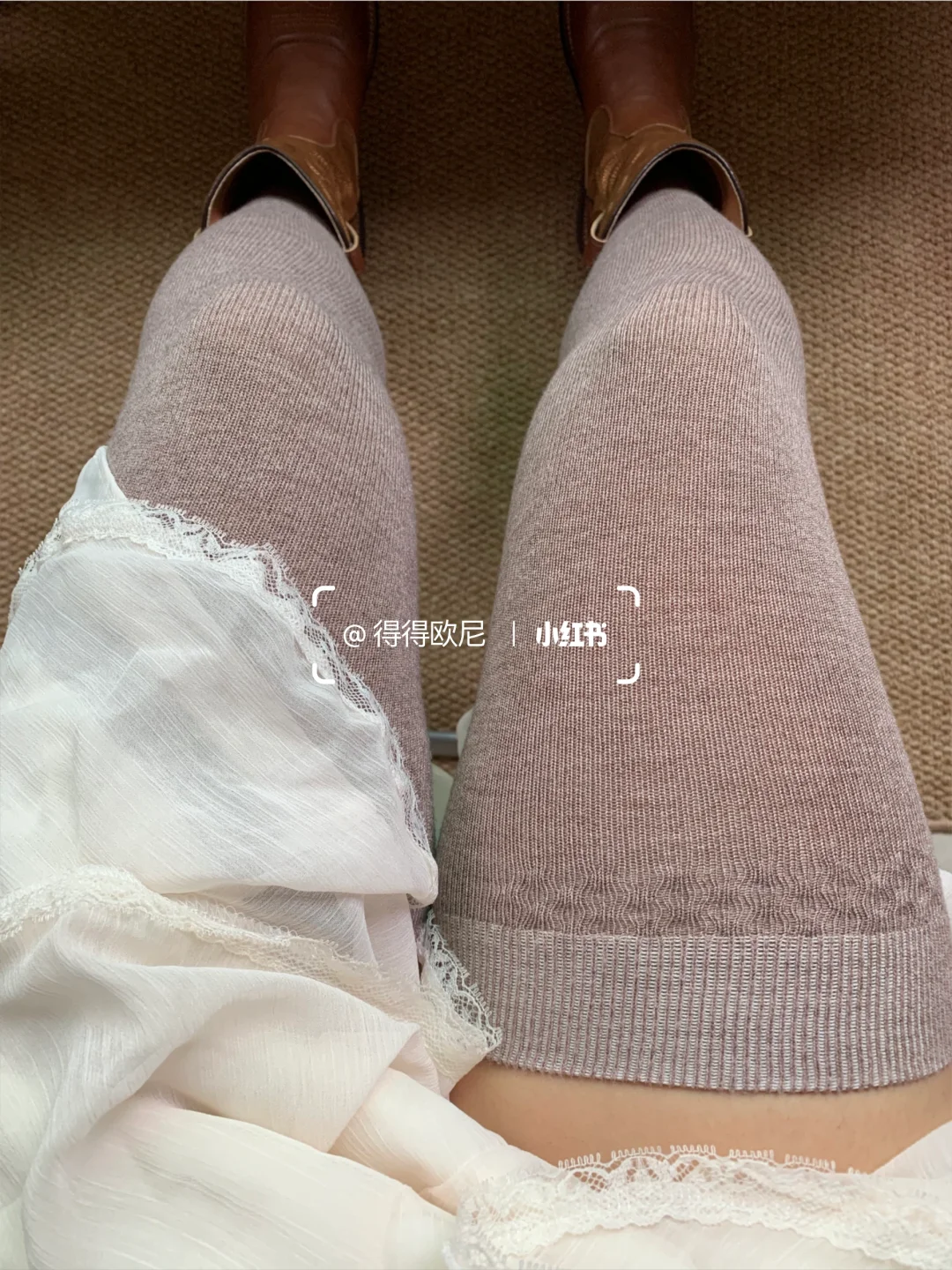 秋冬真的很适合穿过膝袜!好暖和!~