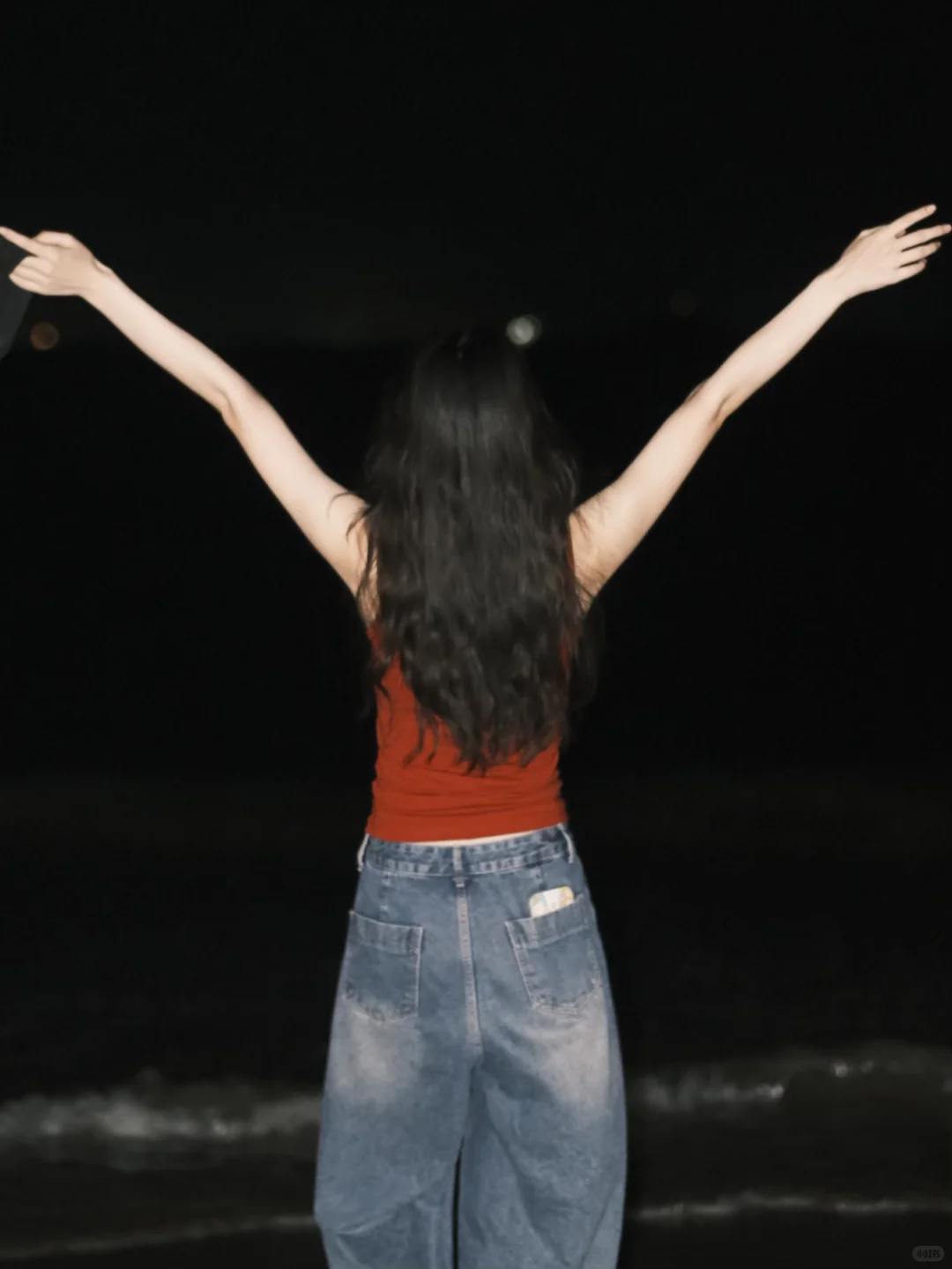 海边怎么穿？红黑搭配在大海中真的很亮眼