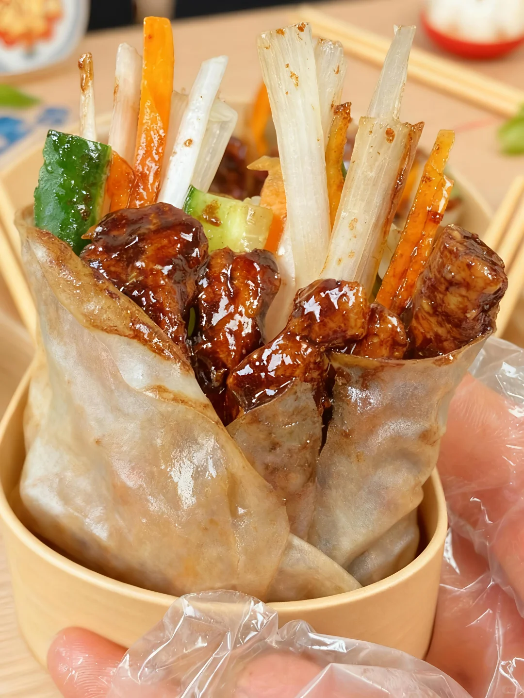 复刻老北京京酱肉丝!饺子皮卷一切太香了