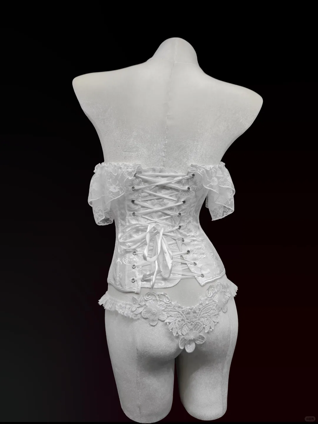 当赫本的黑白优雅邂逅复古胸衣