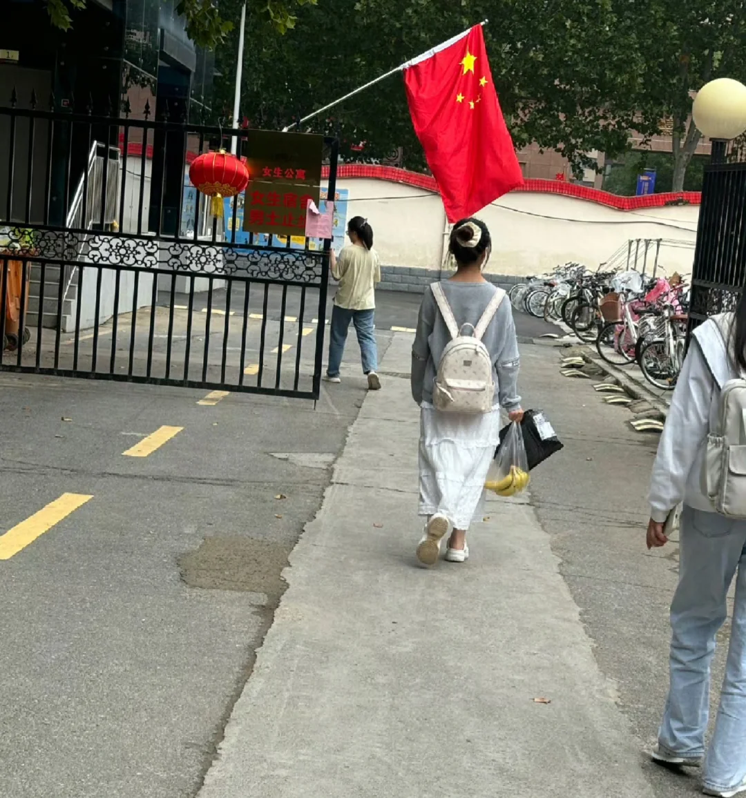 普通人的长相普通人的身材，人群里的群众