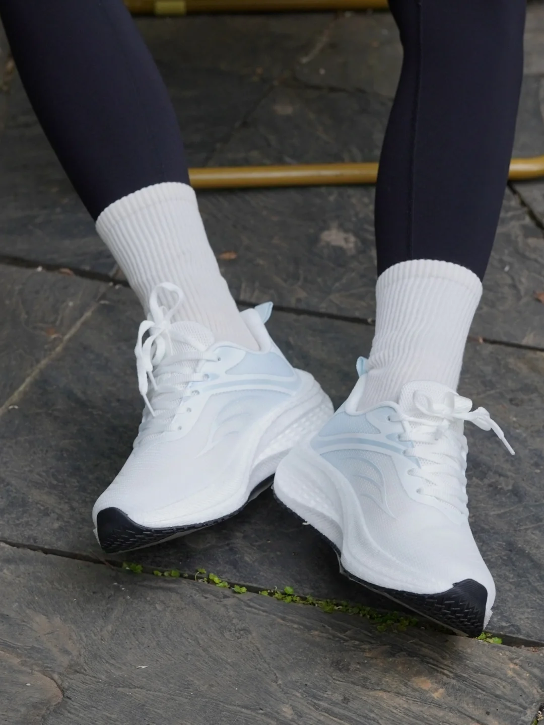 OOTD/荧光绿冲锋衣+鲨鱼裤+白蓝色跑步鞋