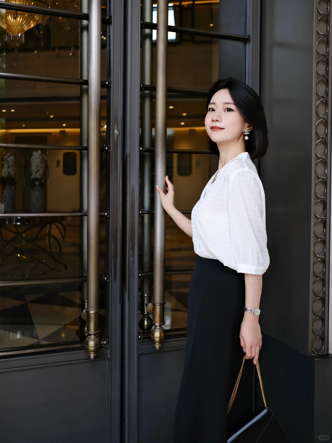 黑白之间,留一点温柔给通勤日常