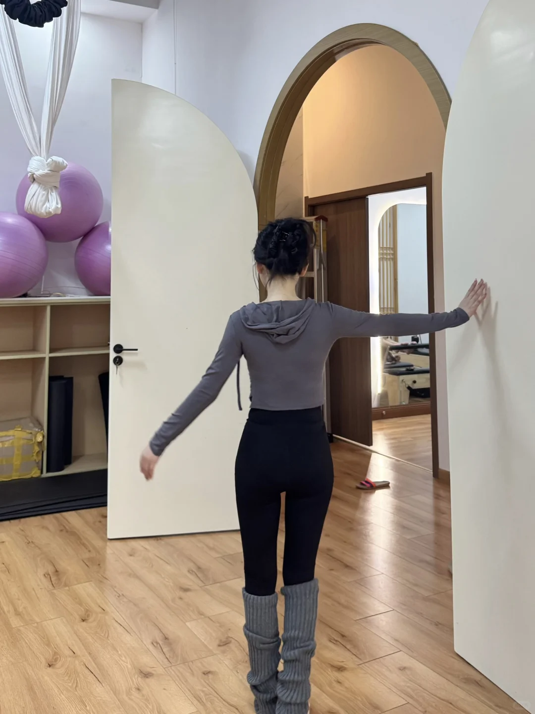 啊啊宝宝们瑜伽服二选一 帮我选一下～