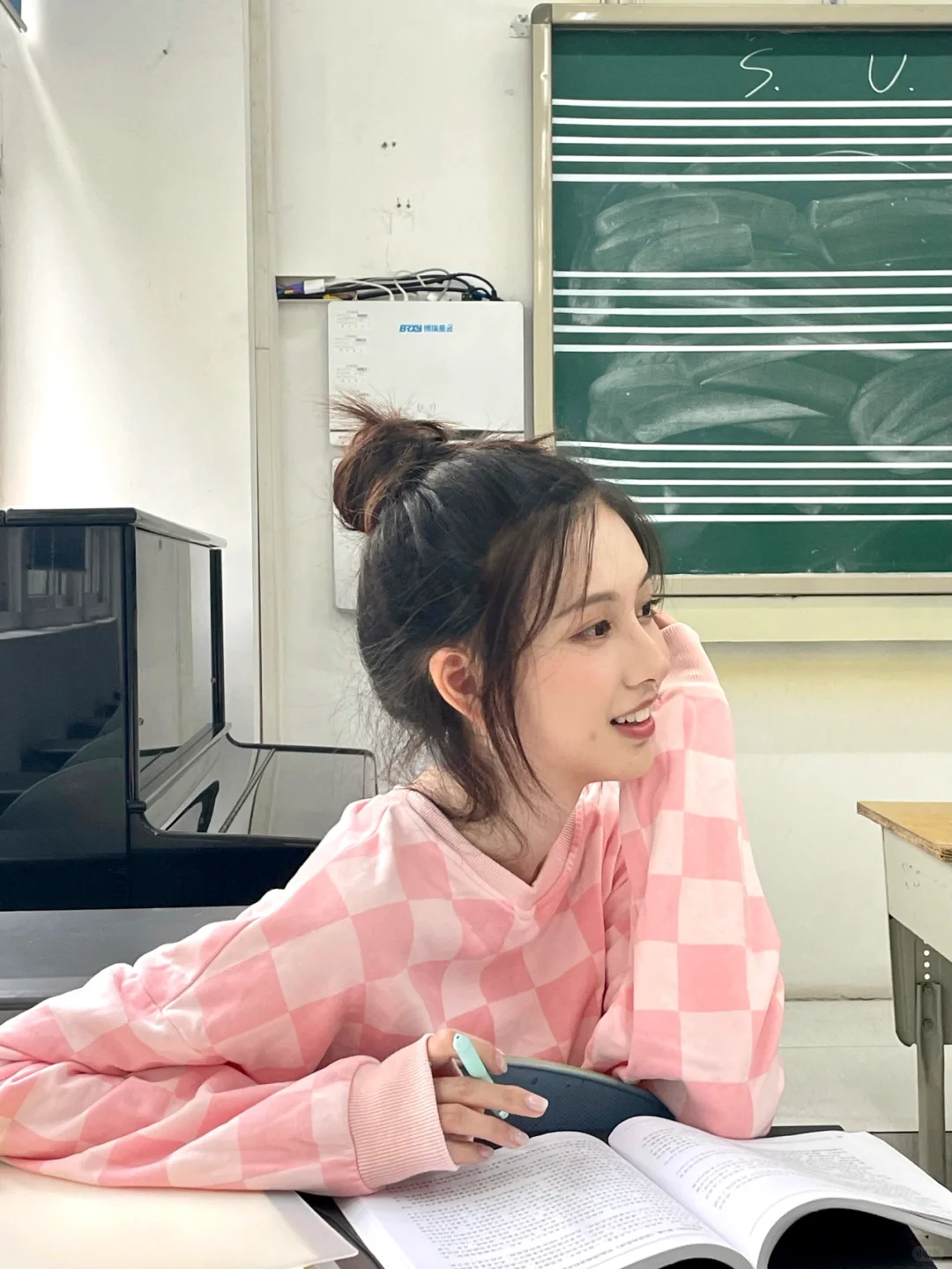 忍不住偷拍了坐在我前面的女生