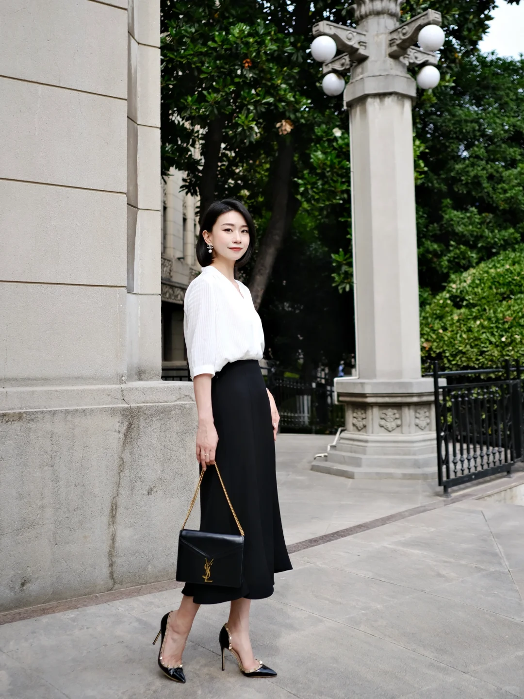 黑白之间,留一点温柔给通勤日常