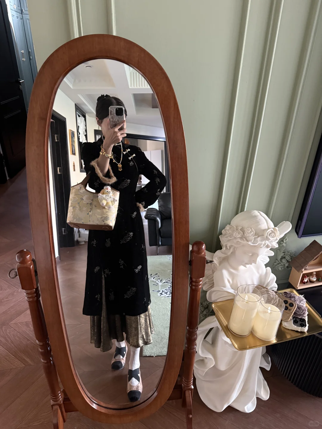 忍痛买了套微贵的改良旗袍🍂……