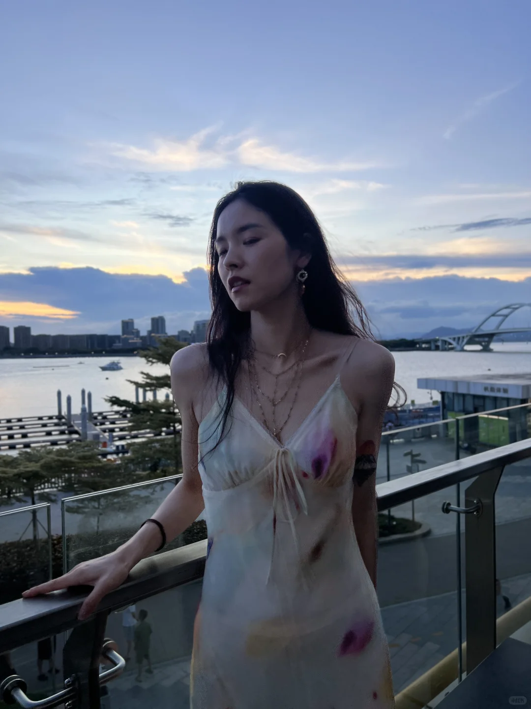 丢掉穿衣羞耻，第一次穿这么“暴露”的连衣裙