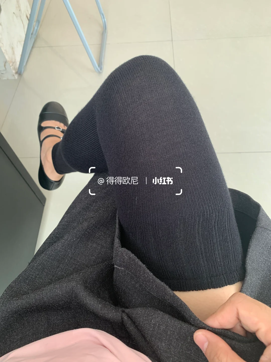 今天起床怎么这么冷冷冷冷！穿护膝袜套了