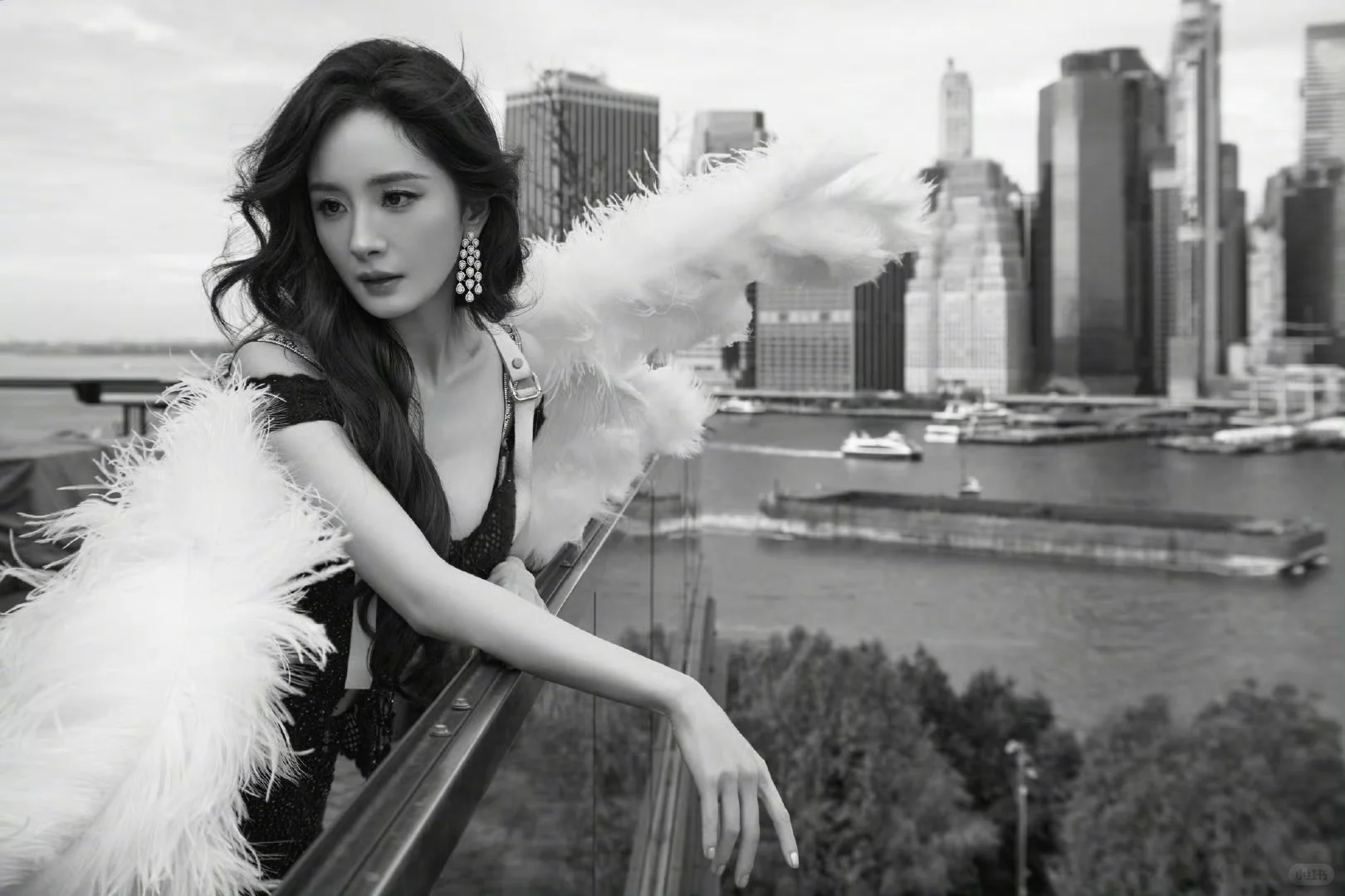 杨幂今日维秘看秀造型，娇媚的黑天鹅