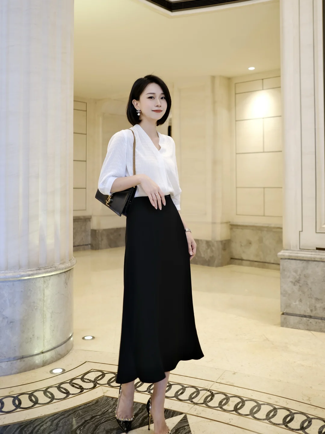 黑白之间,留一点温柔给通勤日常