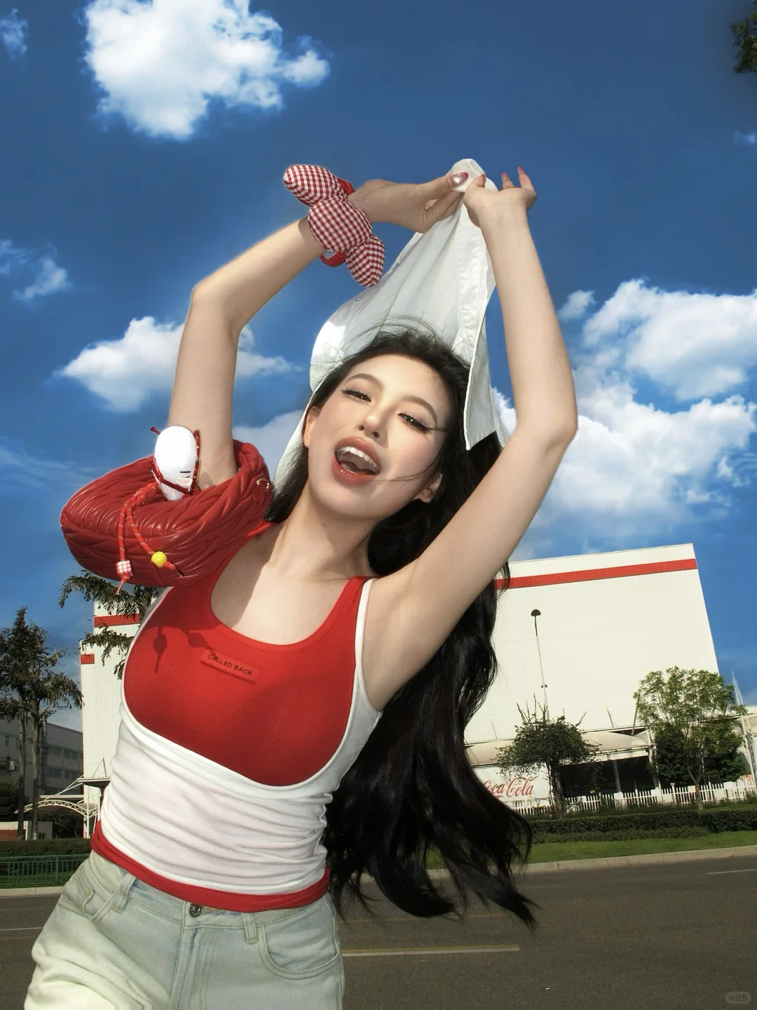 快来学这个博主的生命力拍照姿势!