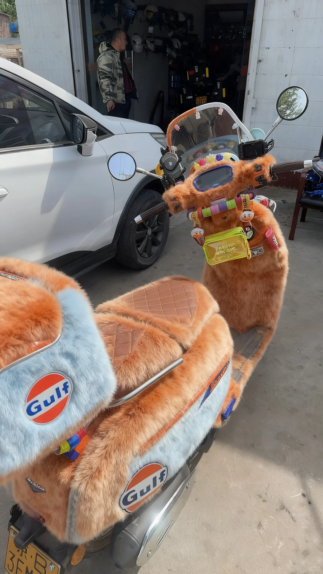 天冷了，给我的摩托车穿上了皮草～～