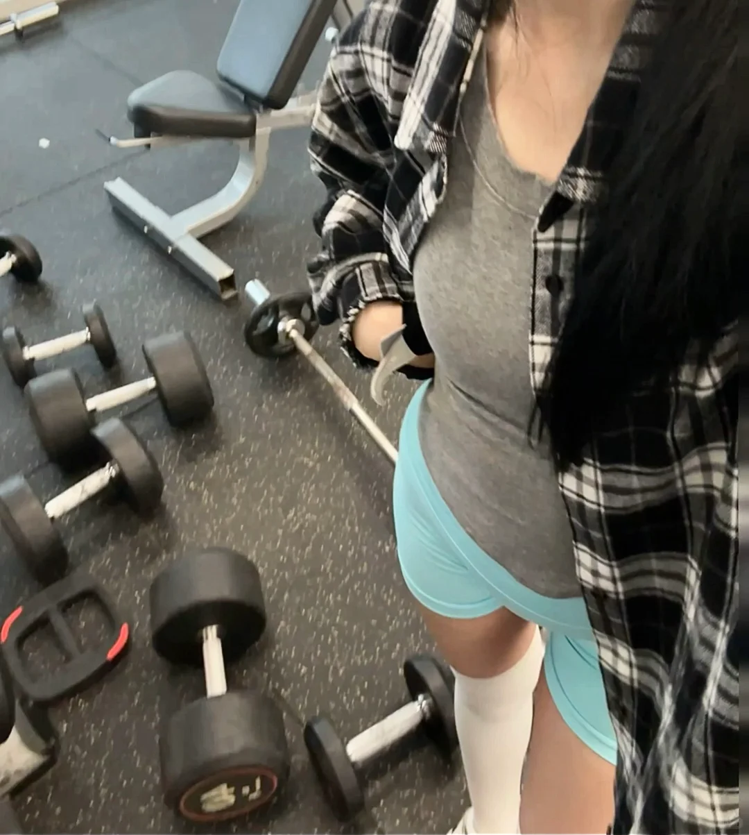 她们很迷人 我不一样 我是只会撸铁的野人