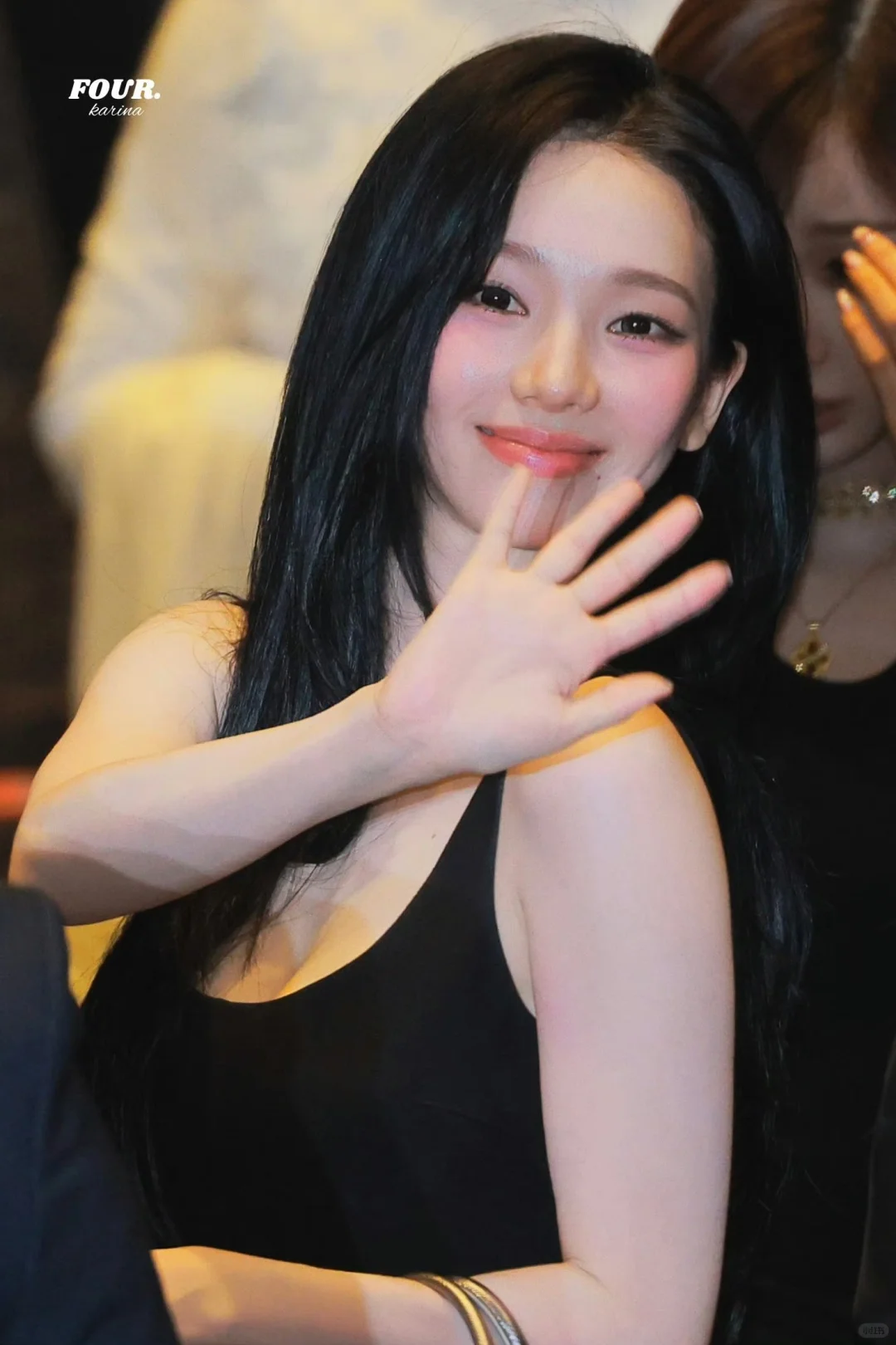 柳智敏美神降临，身着小黑裙婀娜多姿～