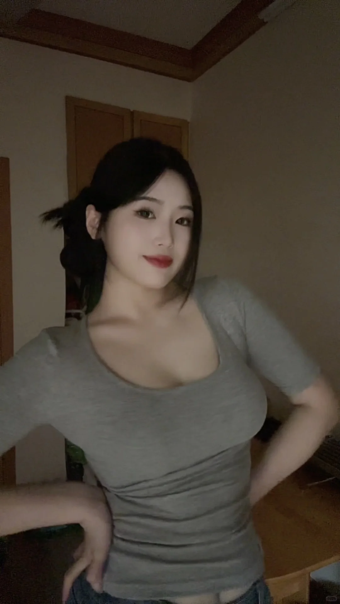 谁懂这紧身灰T