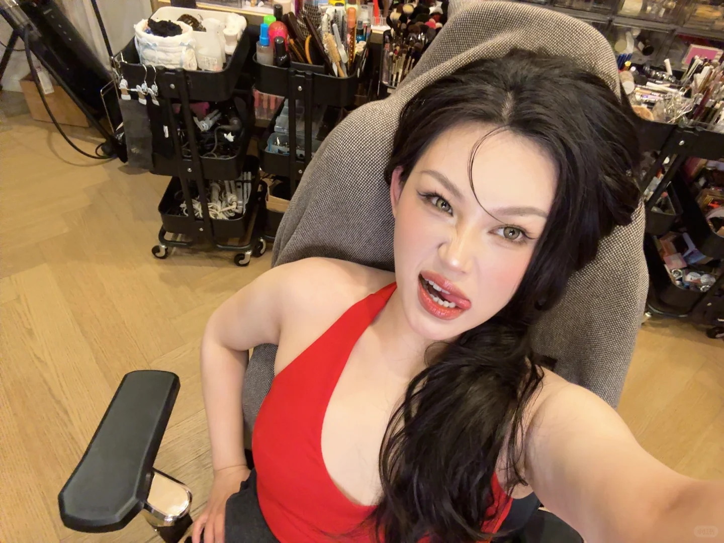 换了新妆容，别认不出我罗曼莉……