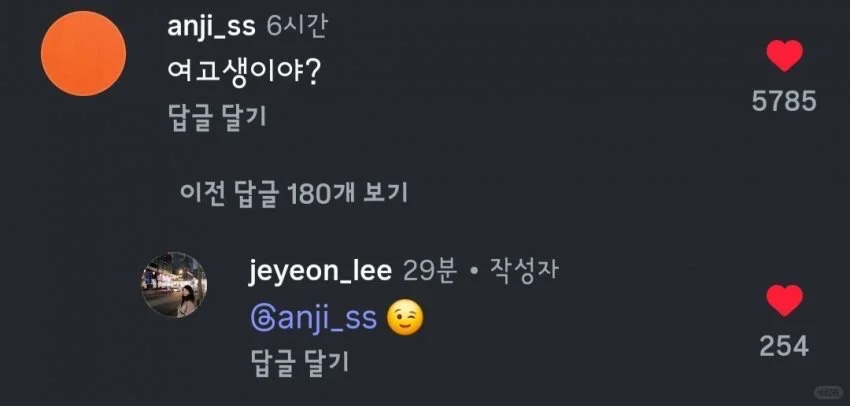 🦊：“是女高中生吗？” 🐰：😉