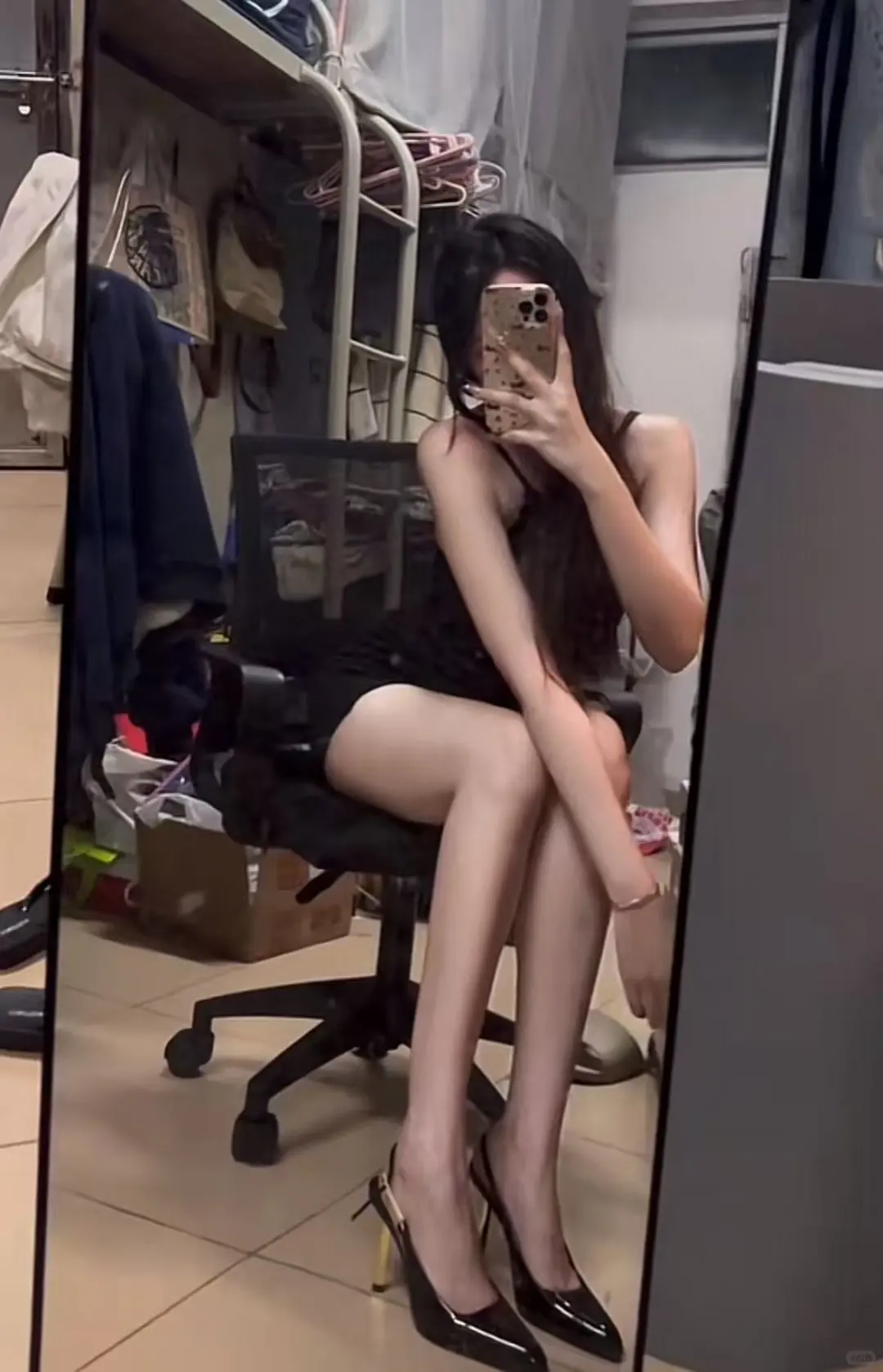 女大 宿舍对镜拍显腿长