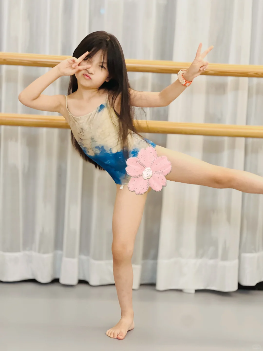 把杆前的长发芭蕾小女孩👧，准备练功啦✨
