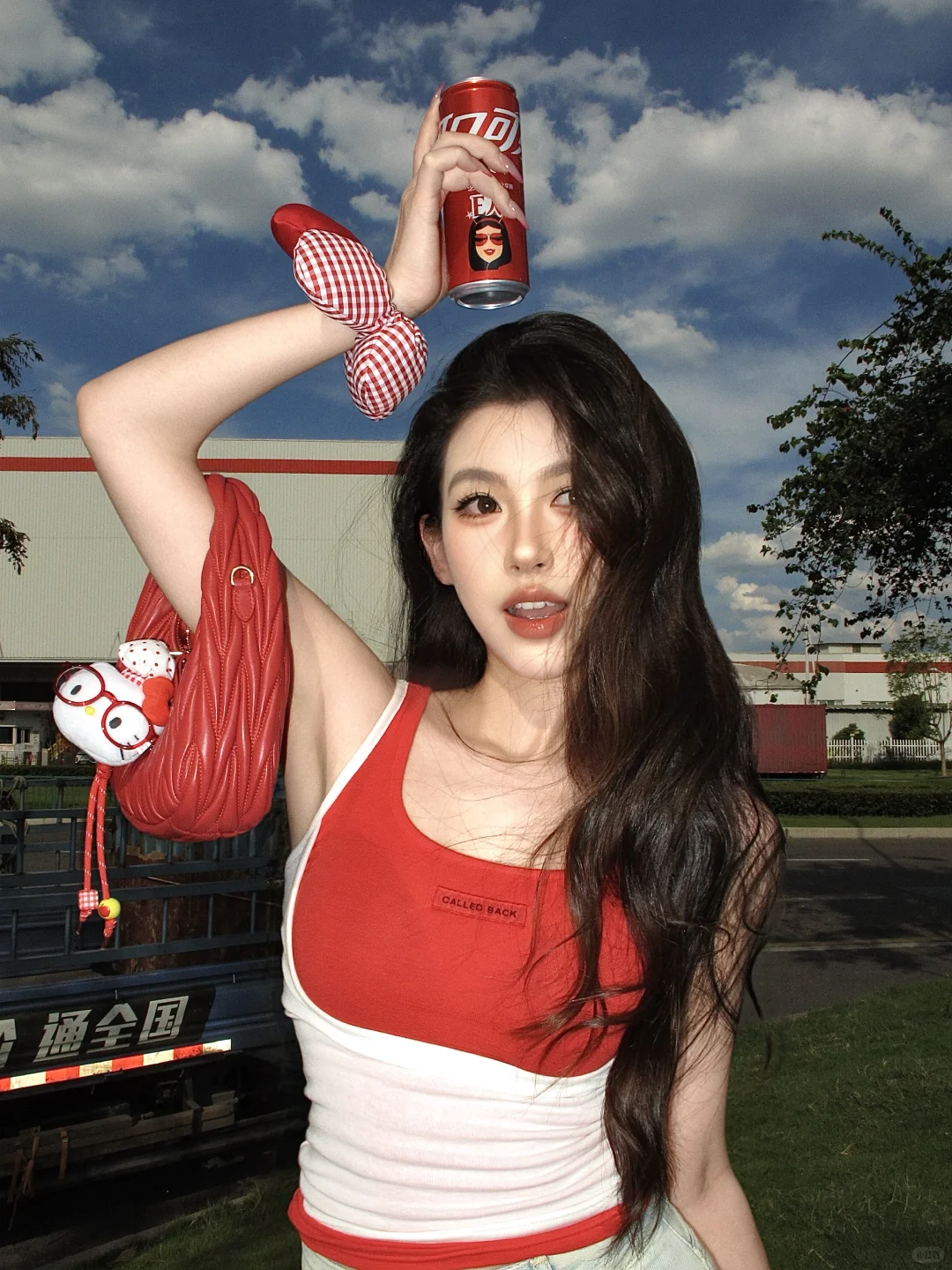 快来学这个博主的生命力拍照姿势!