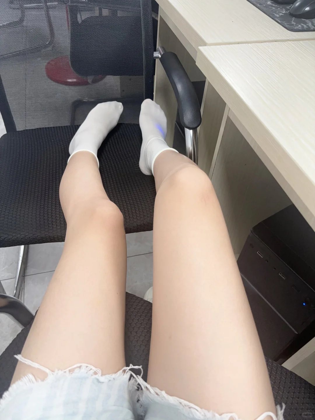 上班无聊浅晒腿